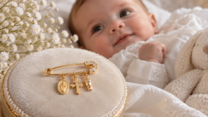 regalar laña o imperdible de oro para bebe